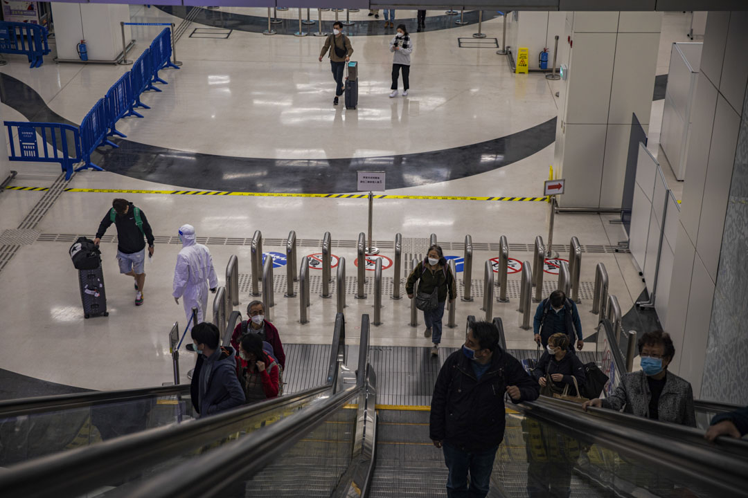 2023年1月6日，港珠澳大橋澳門口岸，人們前往入境大堂。