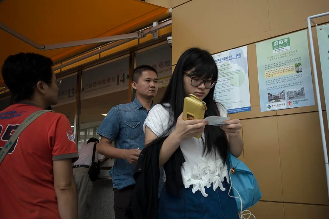 市民在深圳一家醫院領取掛號。攝：羅國輝/端傳媒