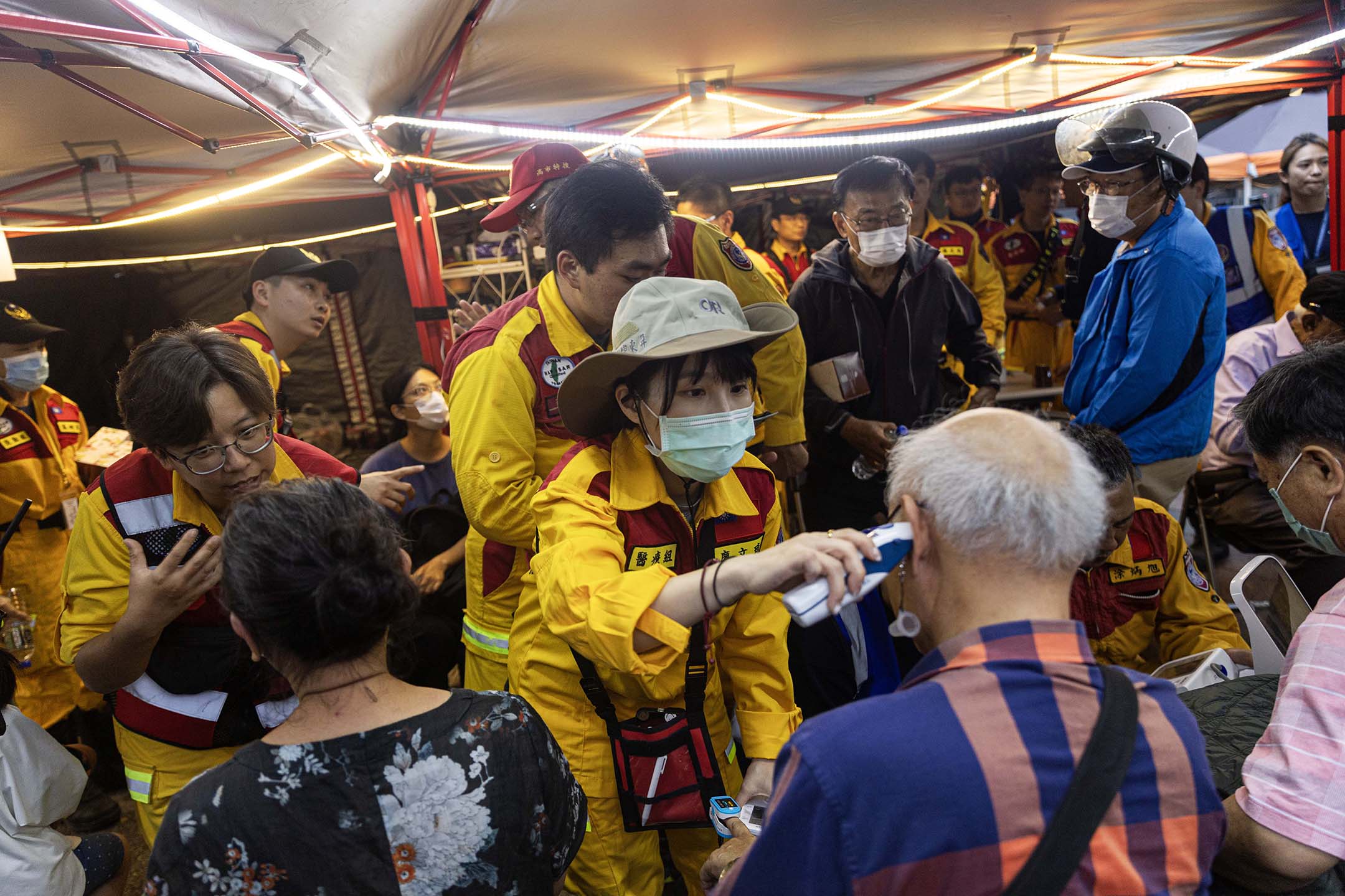 2024年4月5日，花蓮，救援人員為先前困在山上的人作檢查。攝：陳焯煇/端傳媒