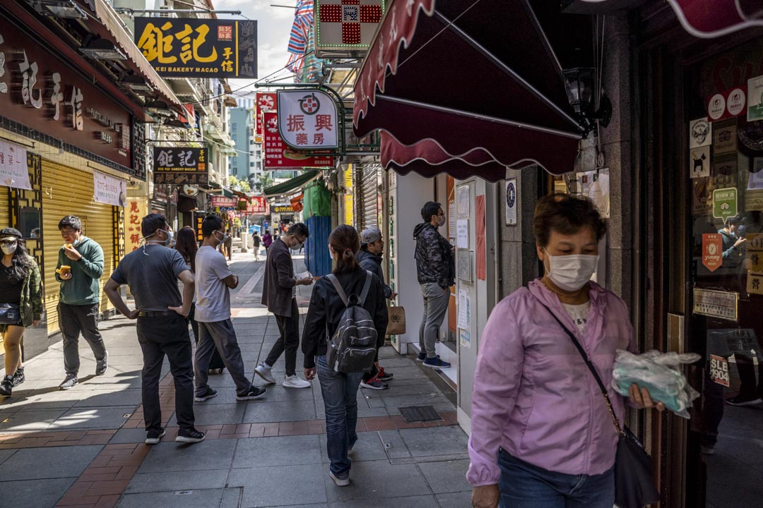 2020年2月23日，澳門居民排隊買口罩。