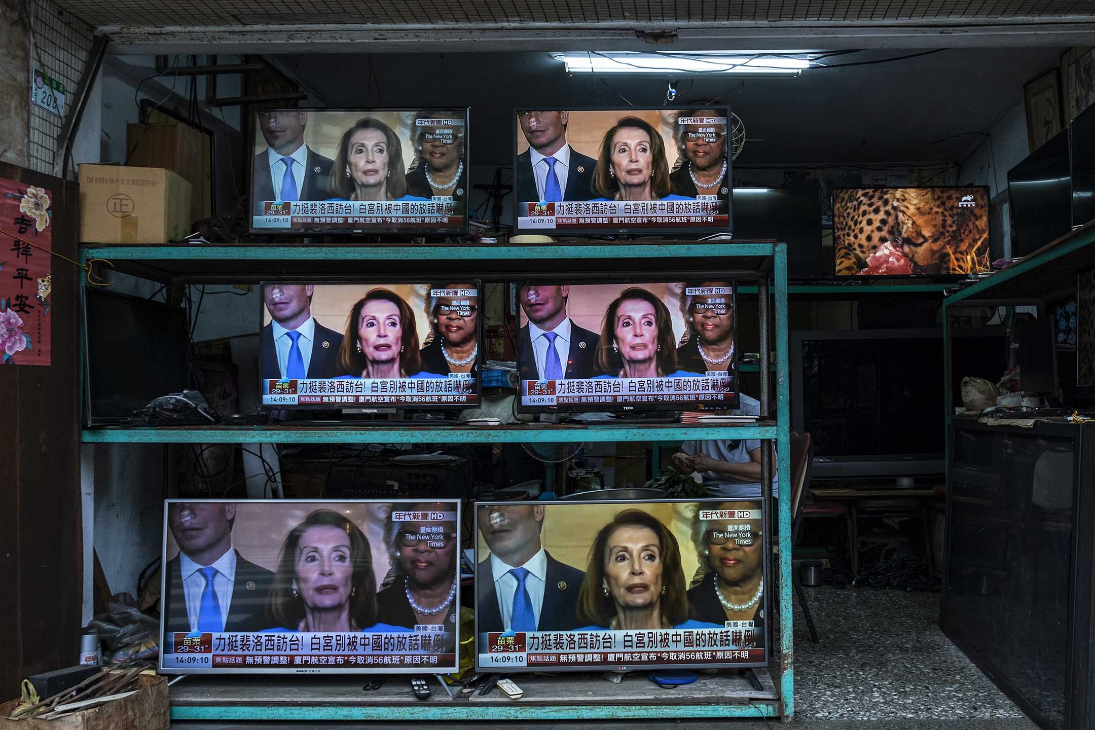 2022年8月2日，台北龍山寺的電器店播放佩洛西訪台的新聞。