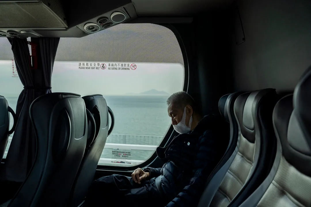 2020年2月，由香港經港珠澳大橋往澳門的巴士上，乘客在睡覺。
