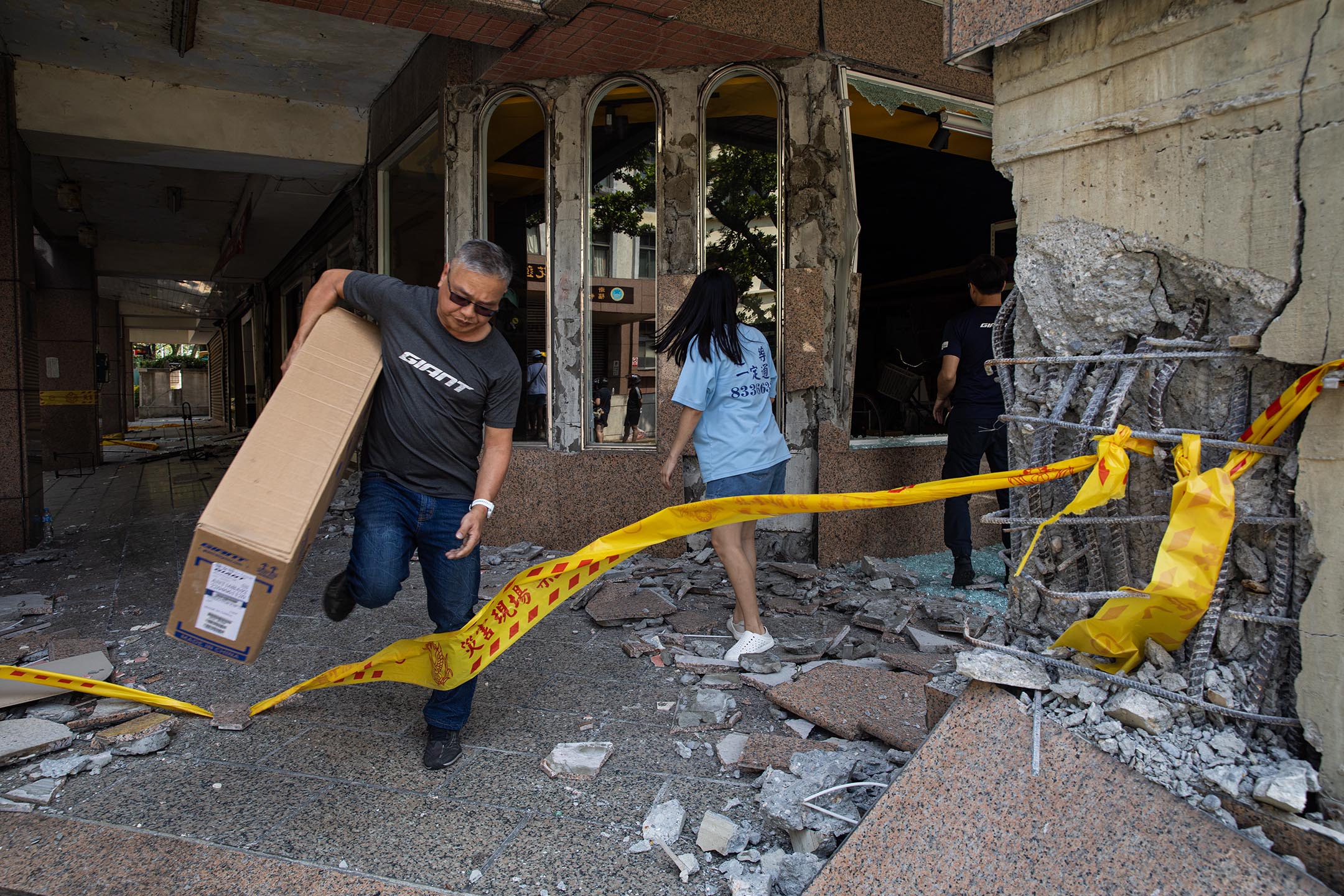 2024年4月5日，花蓮，一幢因地震而受損的大樓，居民上樓取回物品。攝：陳焯煇/端傳媒