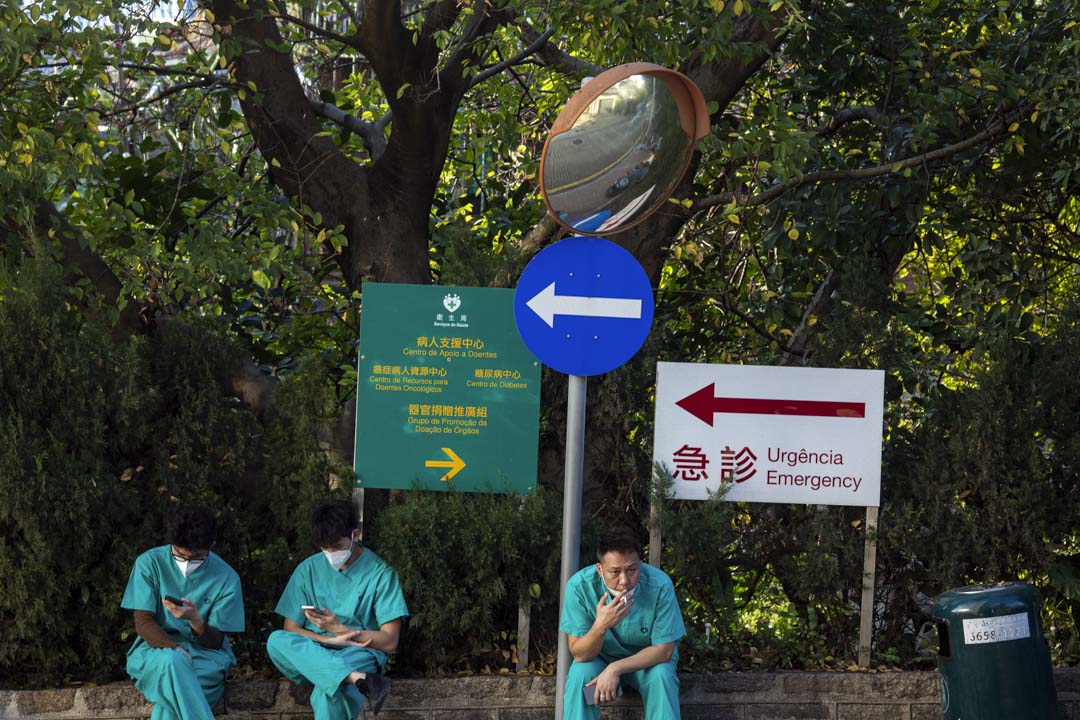 2023年1月6日，澳門山頂醫院，醫護人員在外休息。