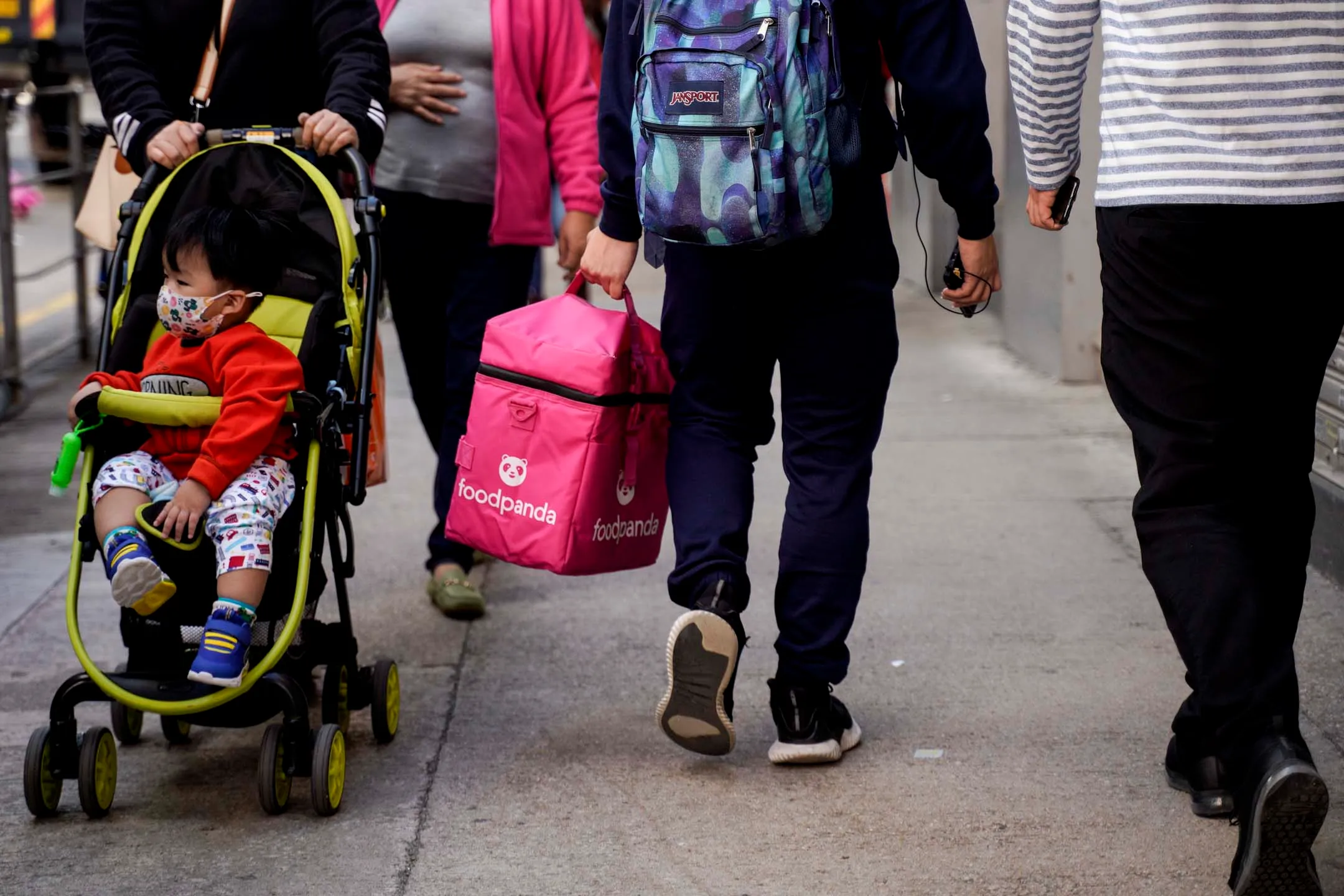 遊走街巷的香港外賣員。攝：林振東/端傳媒