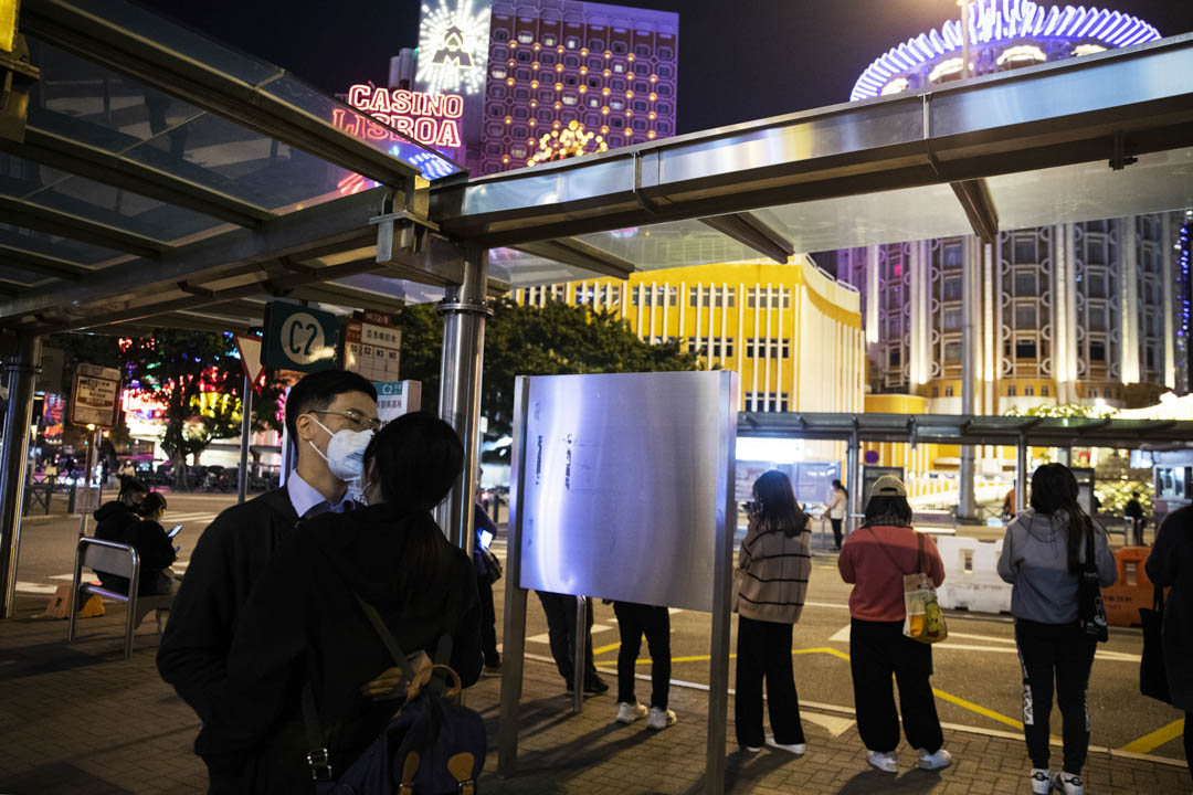 2023年1月6日，澳門葡京賭場，情侶在巴士站等候巴士。