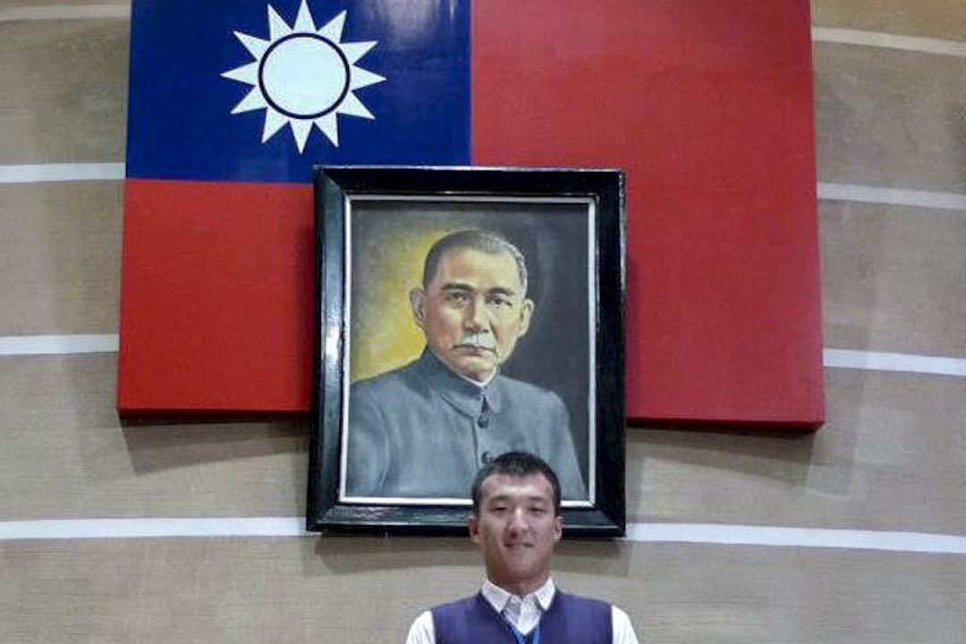 周泓旭曾與國父遺像合照。