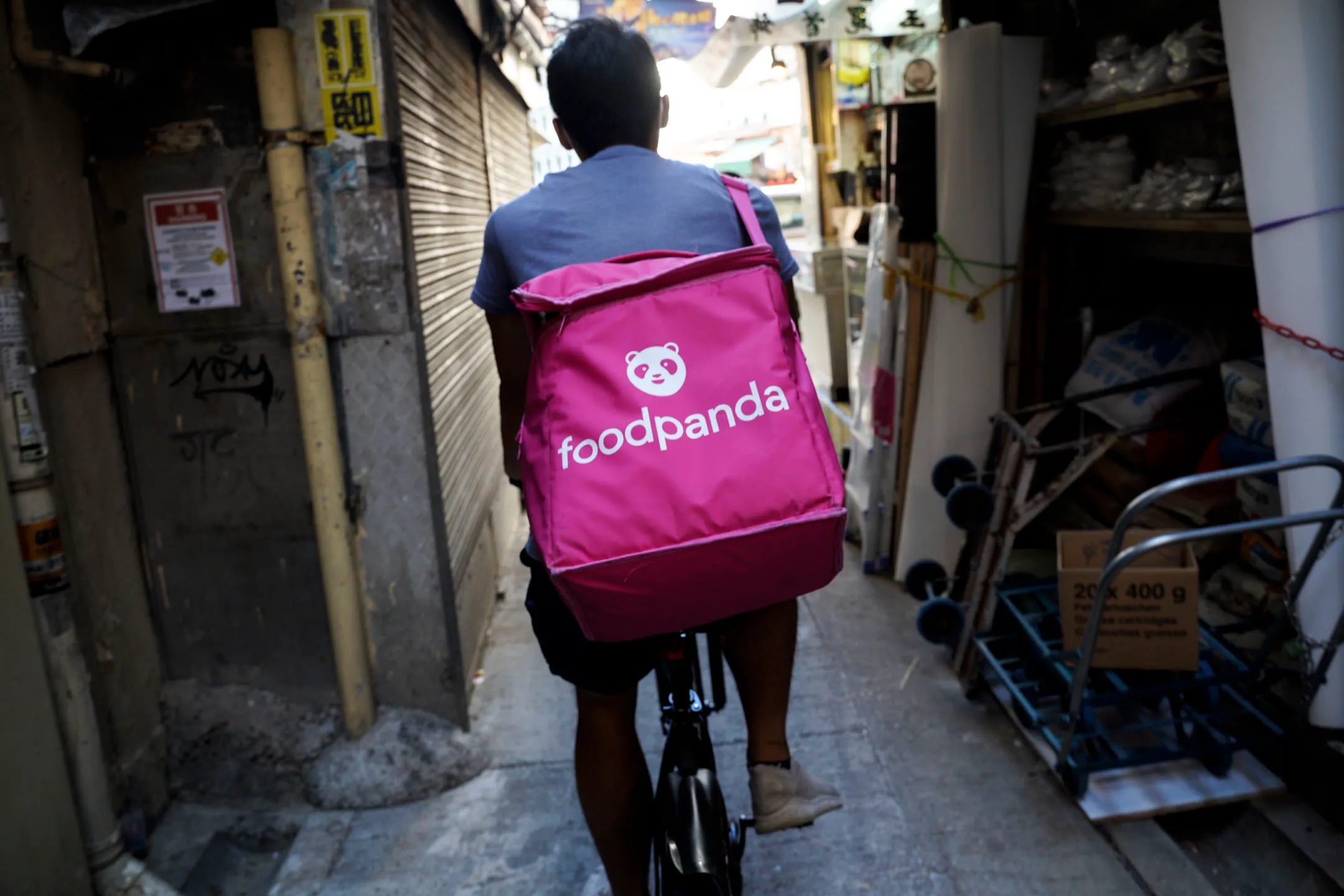 遊走街巷的香港外賣員。攝：林振東/端傳媒