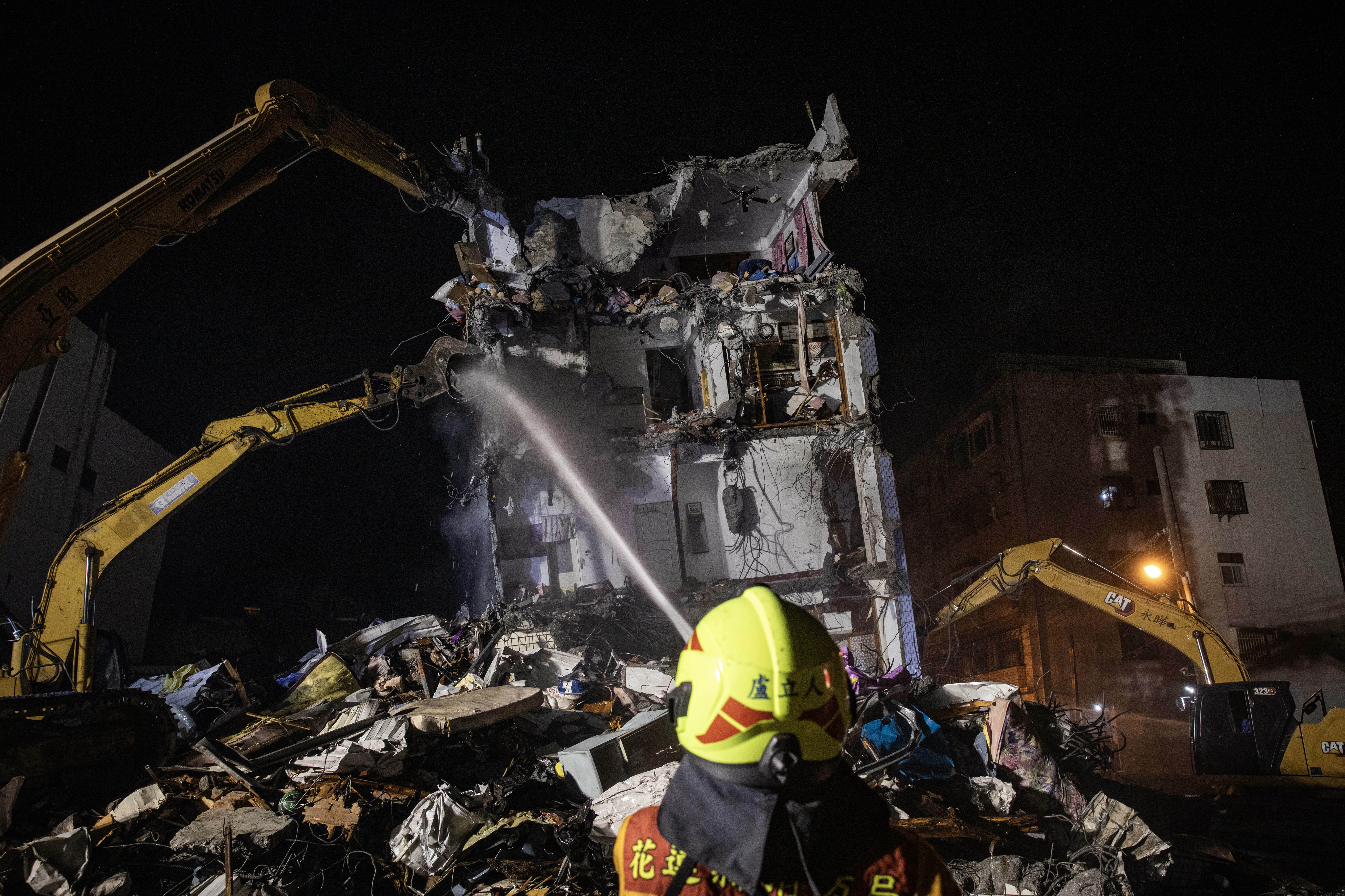 2024年4月3日，一幢受損的大廈遭拆除。攝：陳焯煇/端傳媒