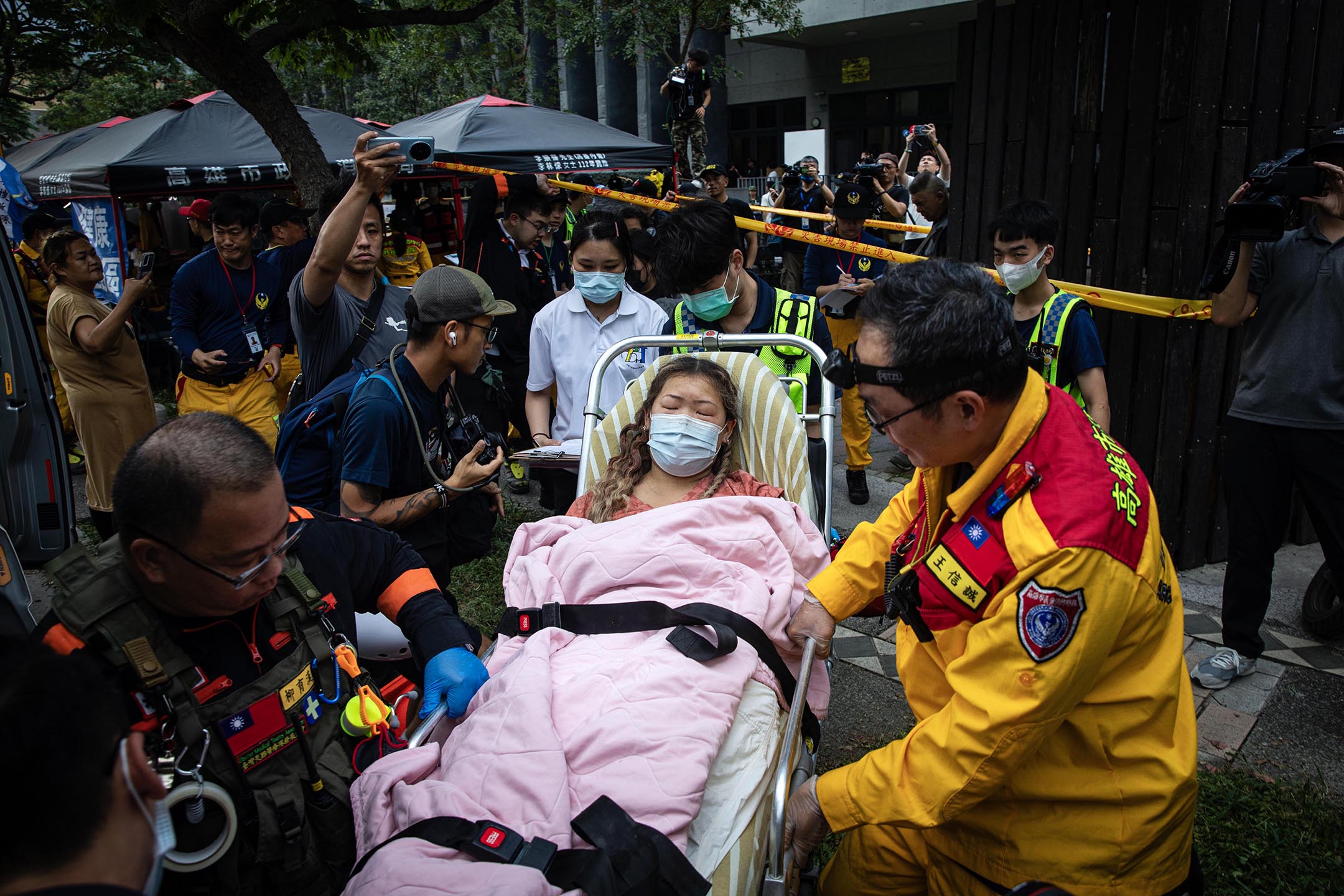 2024年4月6日，花蓮，困在山上的人獲救後不適送醫。攝：陳焯煇/端傳媒