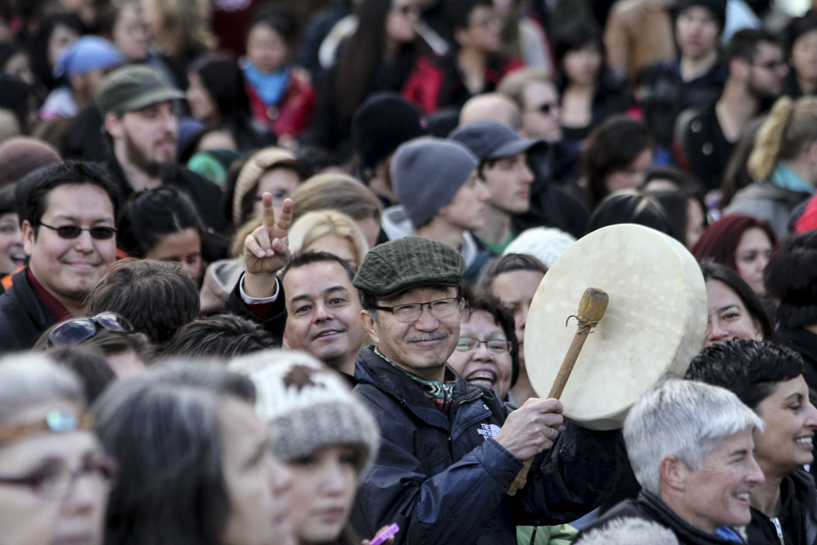 每年情人節，溫哥華市中心東端都會舉行婦女紀念遊行(Women's Memorial March)，紀念過往在卑詩省被殺害或失蹤的原住民婦女。Bill Chu參與多年，與原住民同行。圖：受訪者提供