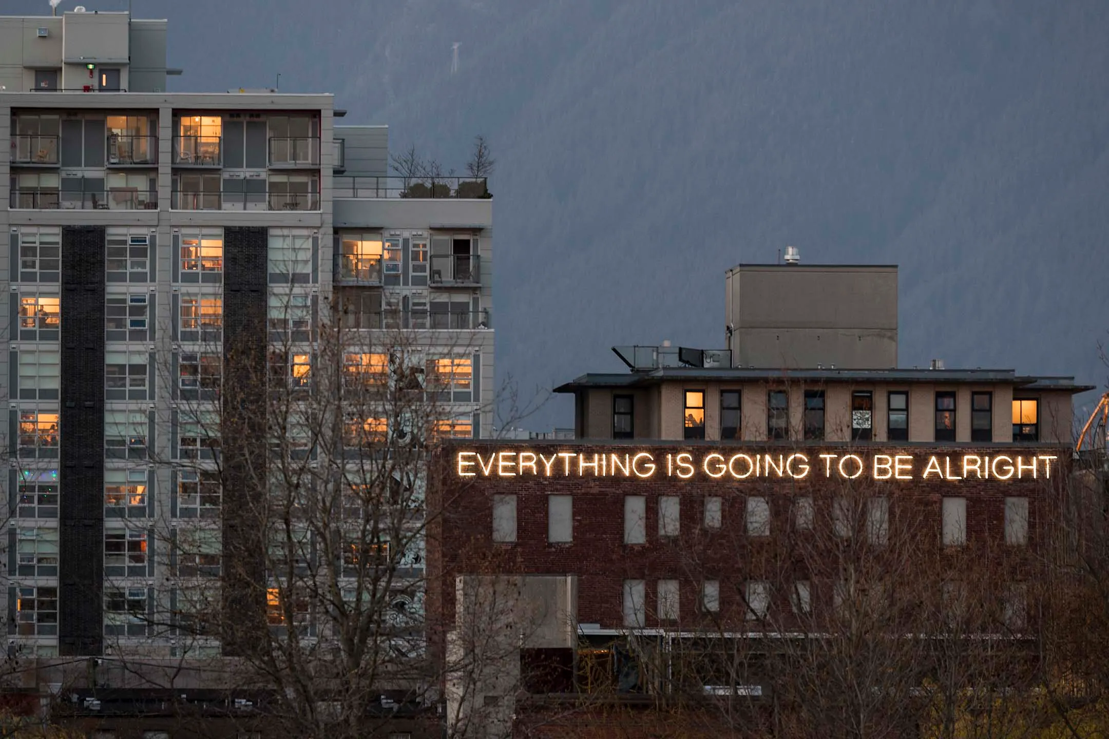 2020年，加拿大溫哥華，在 Covid-19 期間，唐人街一幢大廈的外牆上有 Martin Creed 的霓虹燈藝術作品，上面寫著「一切都會好起來」。攝：Andrew Chin/Getty Images