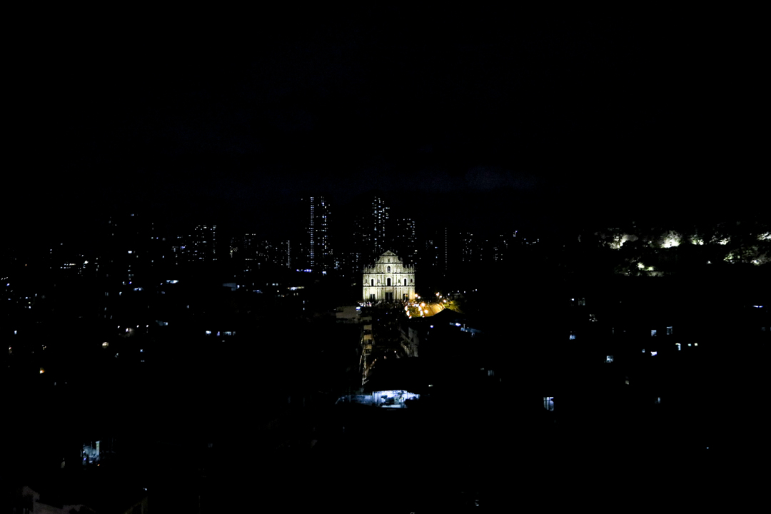 澳門半島地標大三巴牌坊夜景。