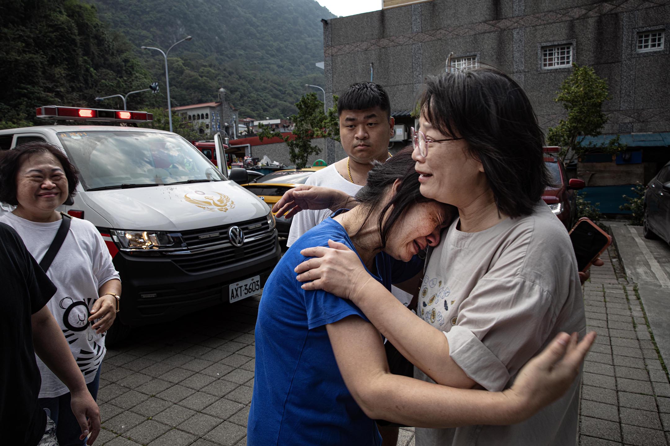 2024年4月4日，花蓮，得知親人獲救後，親友們互相相擁。攝：陳焯煇/端傳媒
