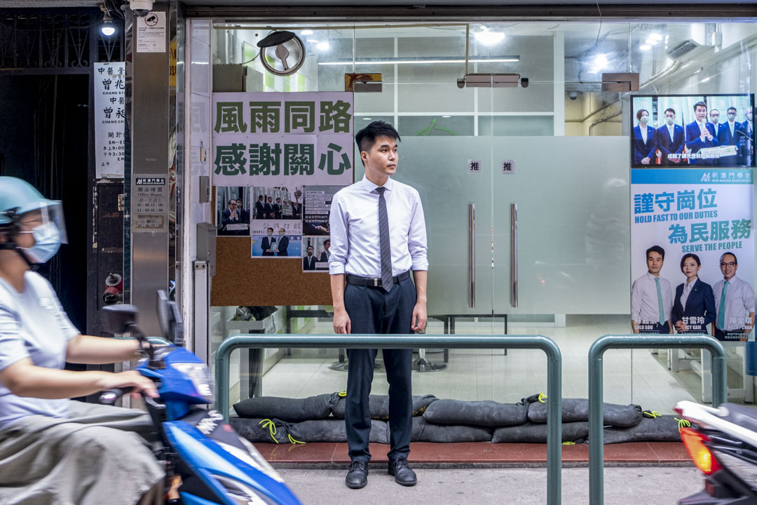 立法議員蘇嘉豪在他的辦事處門外。