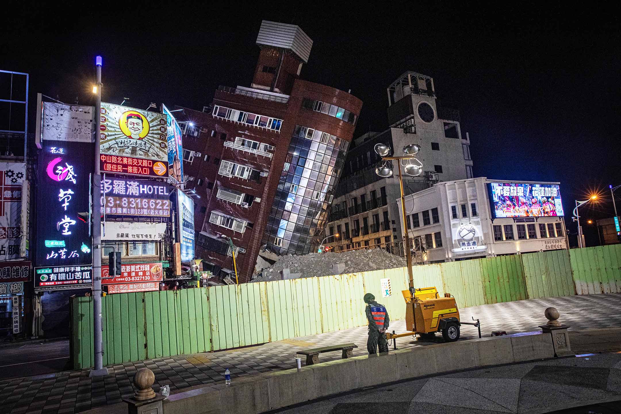 2024年4月4日，花蓮，因地震而倒塌的天王星大樓。攝：陳焯煇/端傳媒