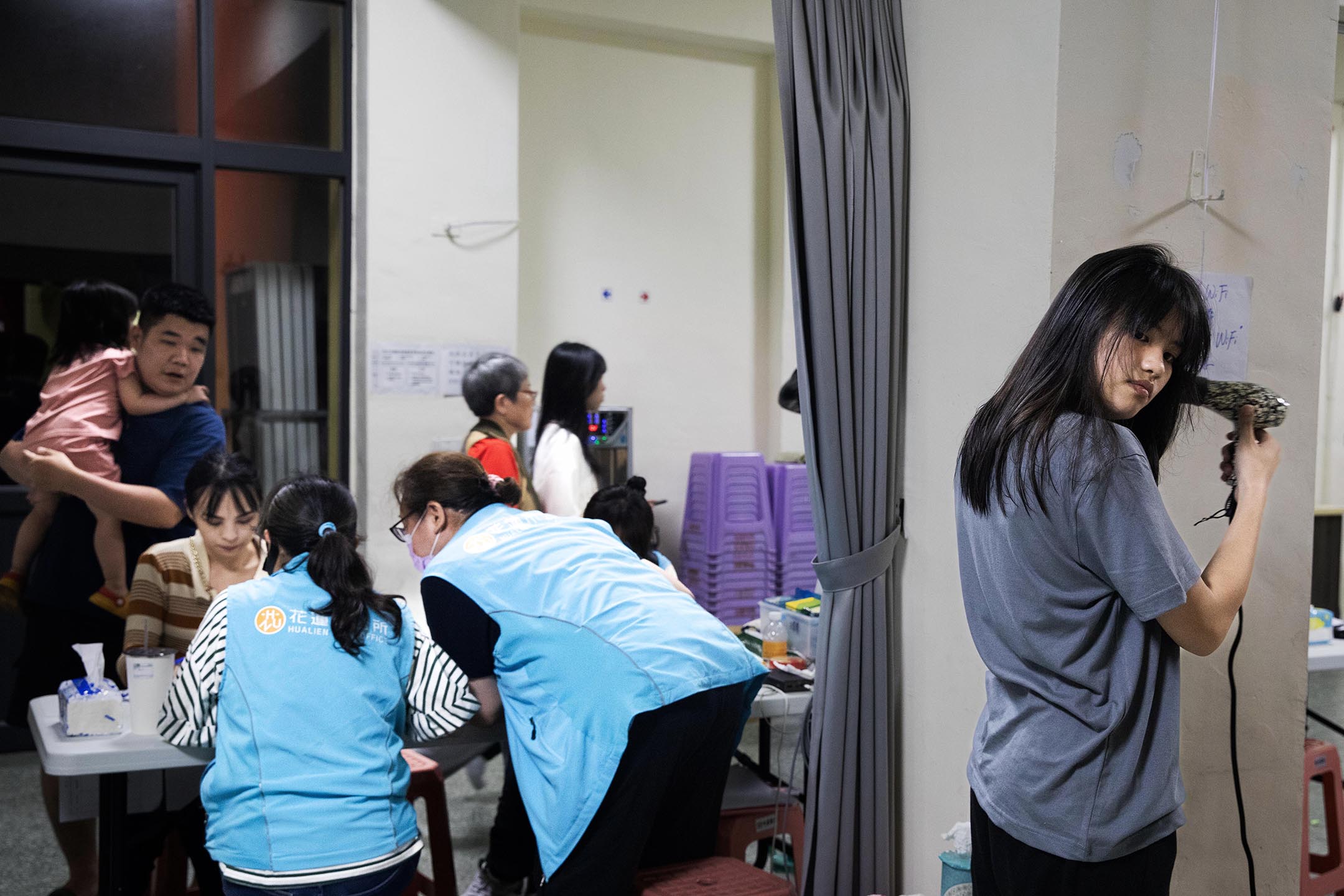 2024年4月4日，花蓮，收容中心內，有市民登記入住。攝：陳焯煇/端傳媒