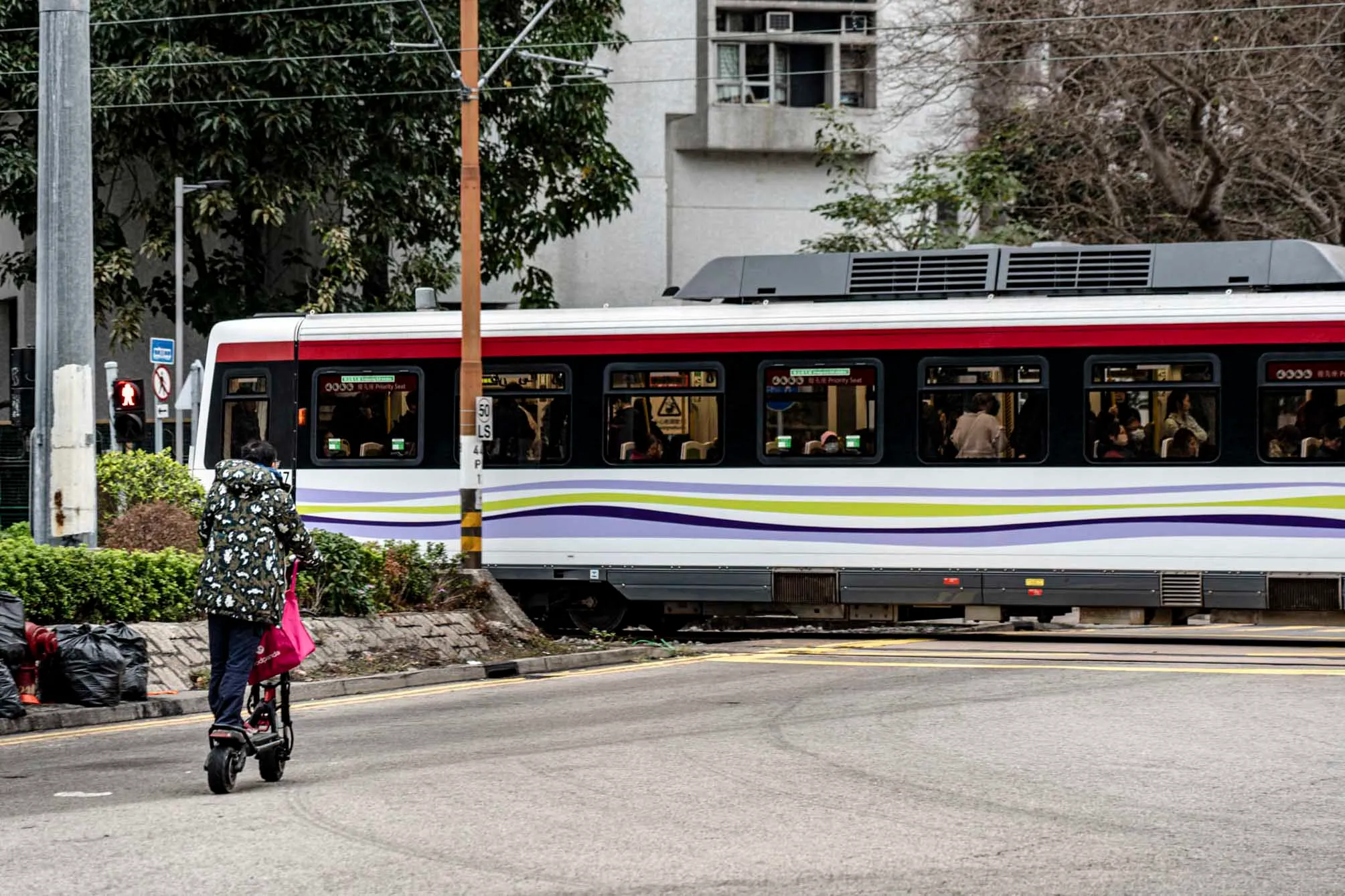 遊走街巷的香港外賣員。攝：Ryan Lai/端傳媒