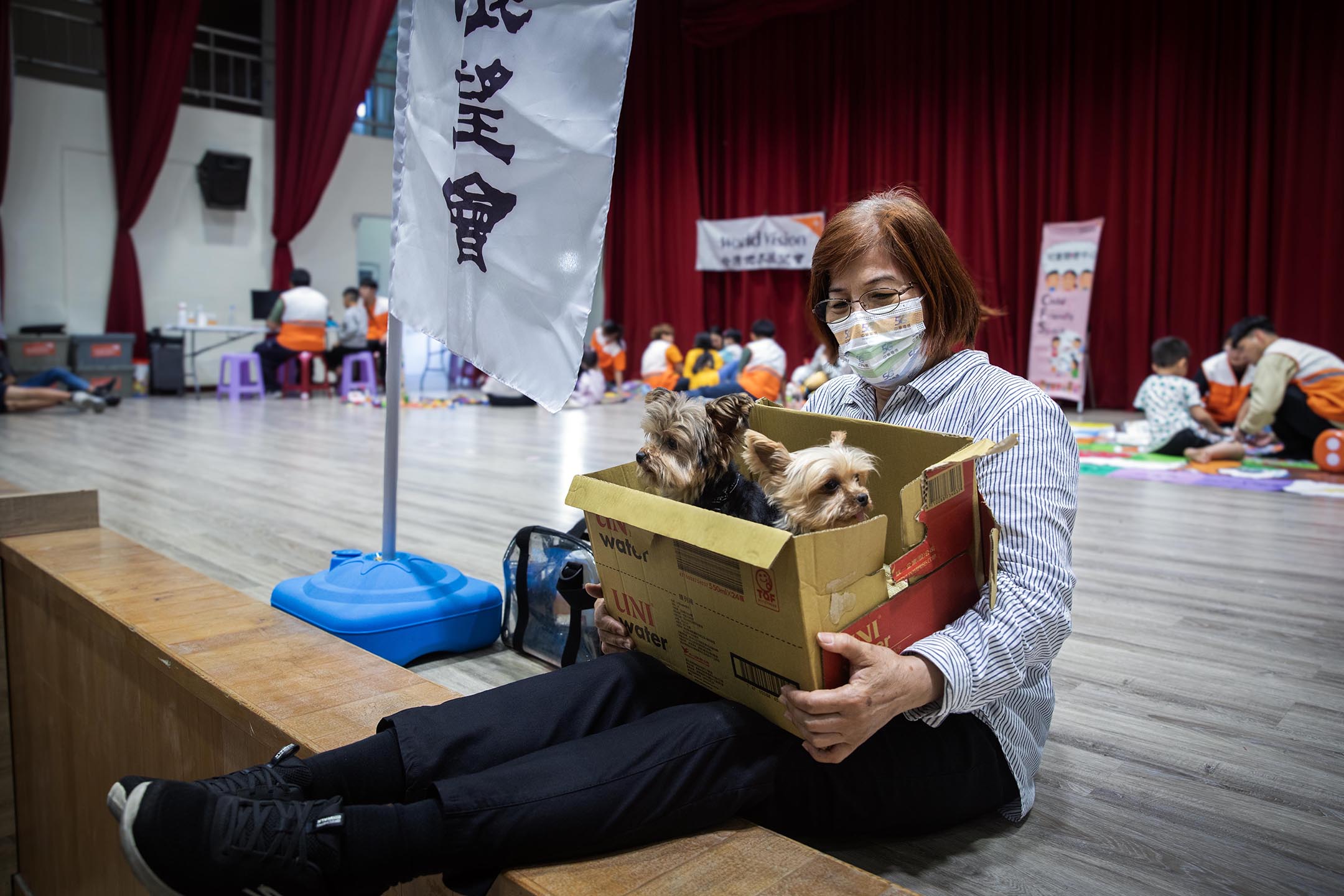 2024年4月4日，花蓮，收容中心內，一名女士抱著自己的狗。攝：陳焯煇/端傳媒