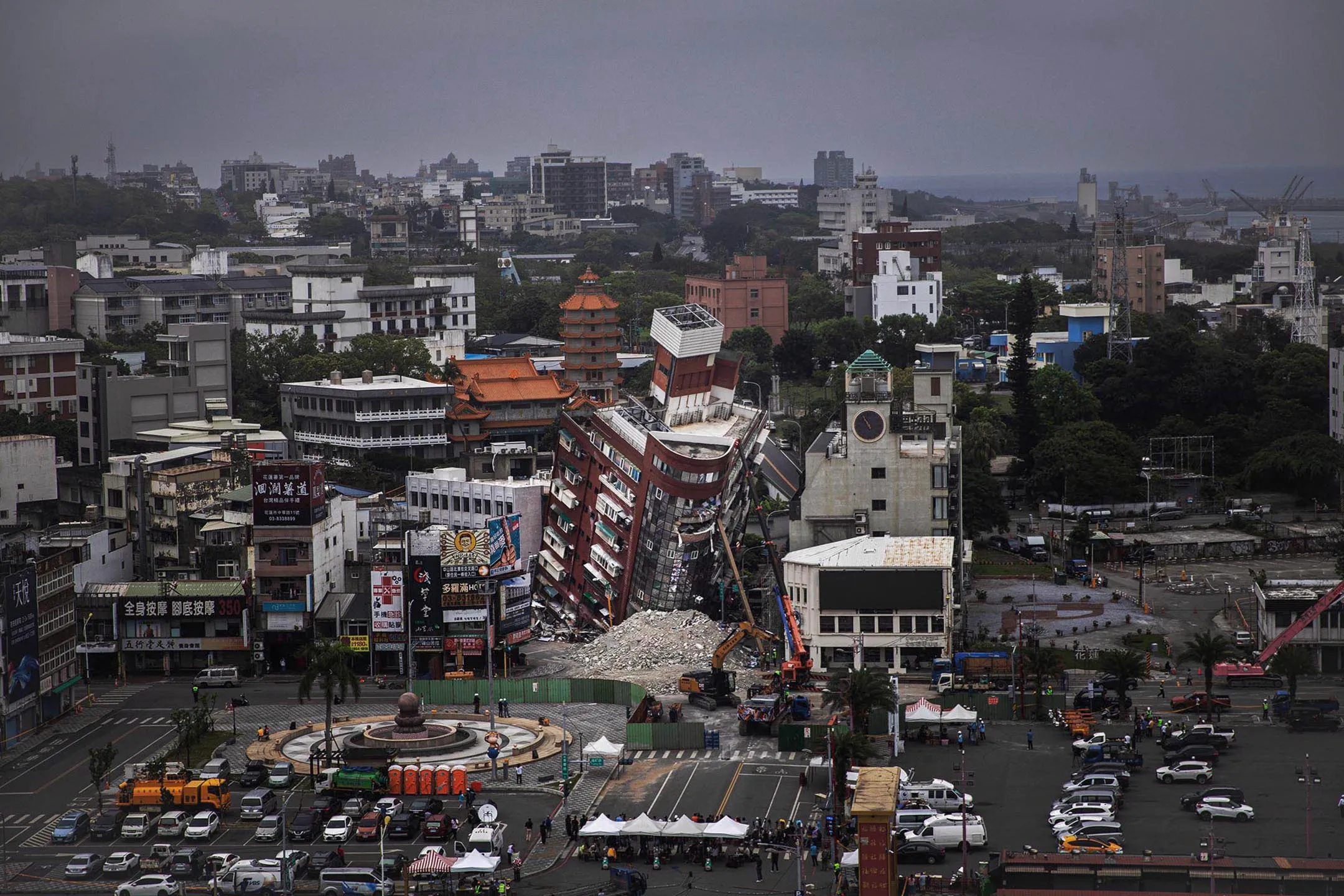 2024年4月5日，花蓮，因地震而倒塌的天王星大樓。攝：陳焯煇/端傳媒