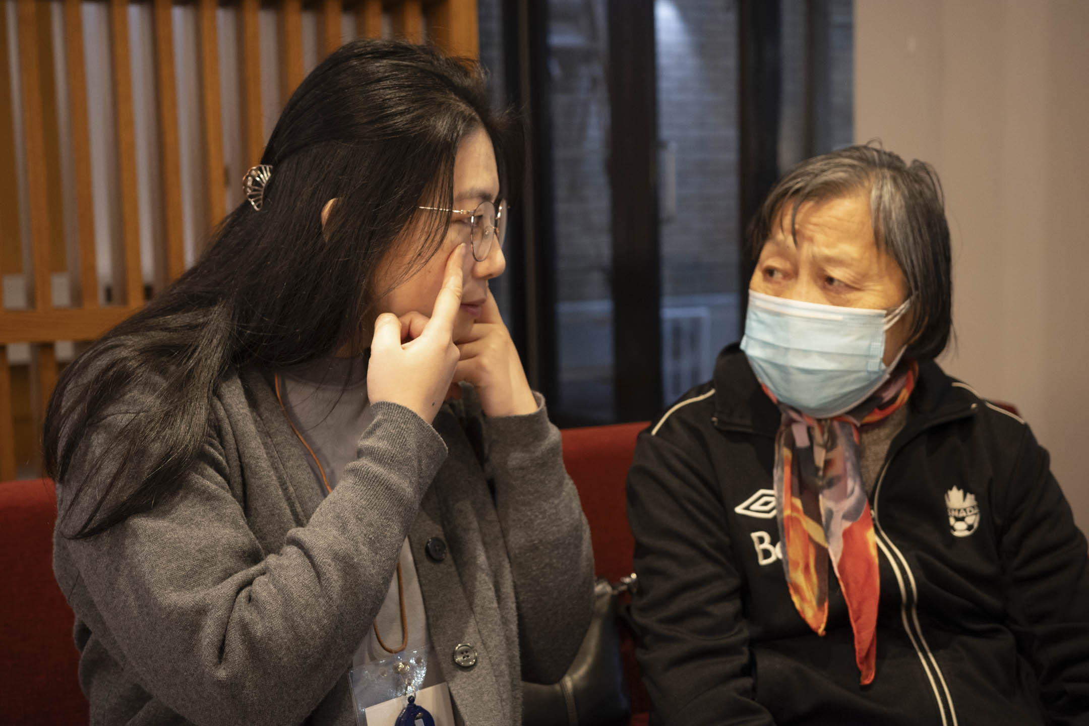 對於社會服務，呀Be希望助人自助，與其代服務對象們打電話申請社會服務，她寧可花更多時間訓練他們用簡單英文自行申請，「人人都有幫助自己的能力，幫錯人可能會disempower對方（剝奪對方的權力感）。」。攝：Galileo Cheng/端傳媒